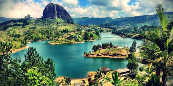 La-Piedra-del-Penon-de-Guatape-al-fondo La-Piedra-del-Penon-de-Guatape-al-fondo